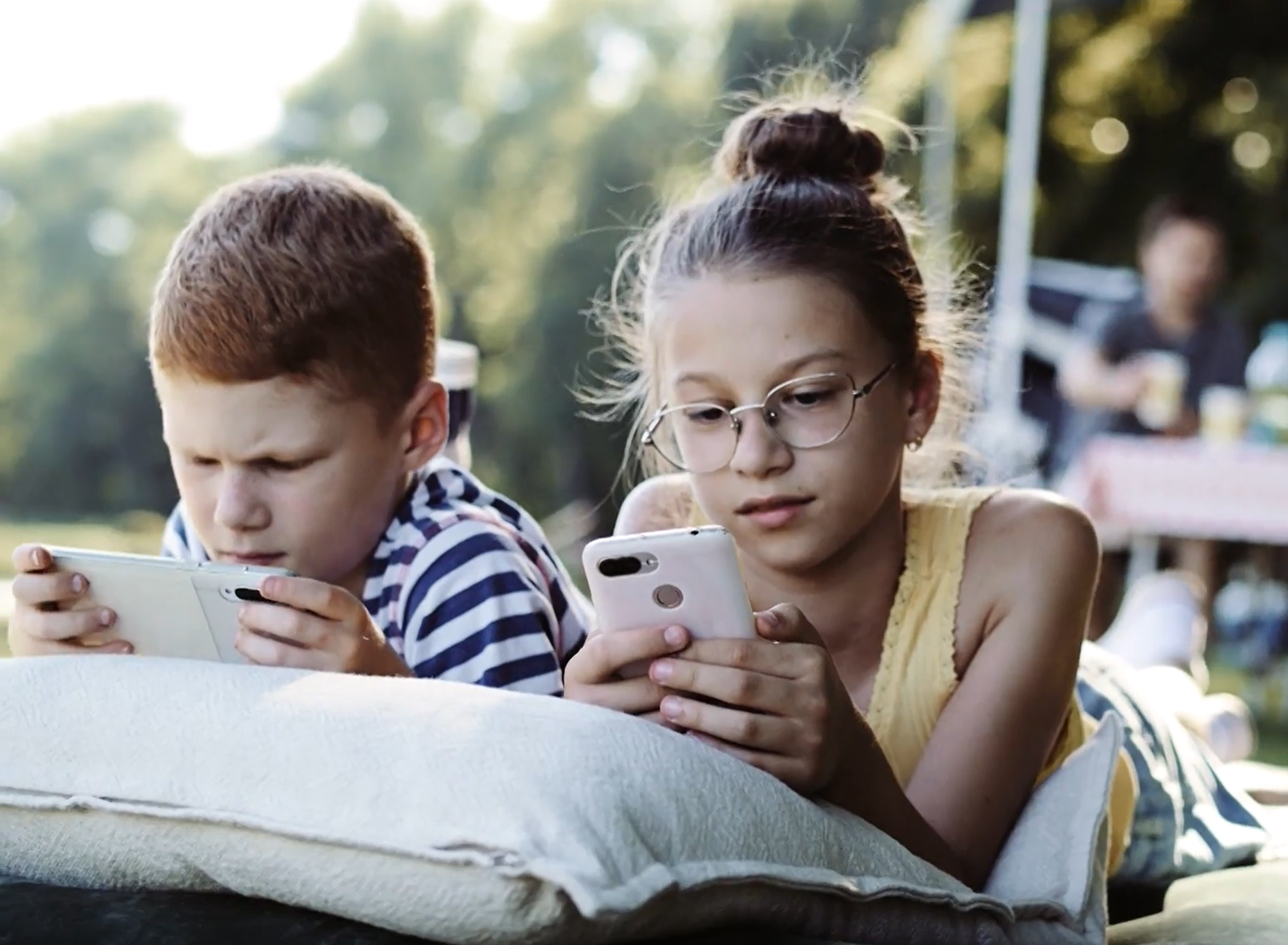 kinderen op de camping met hun smartphone