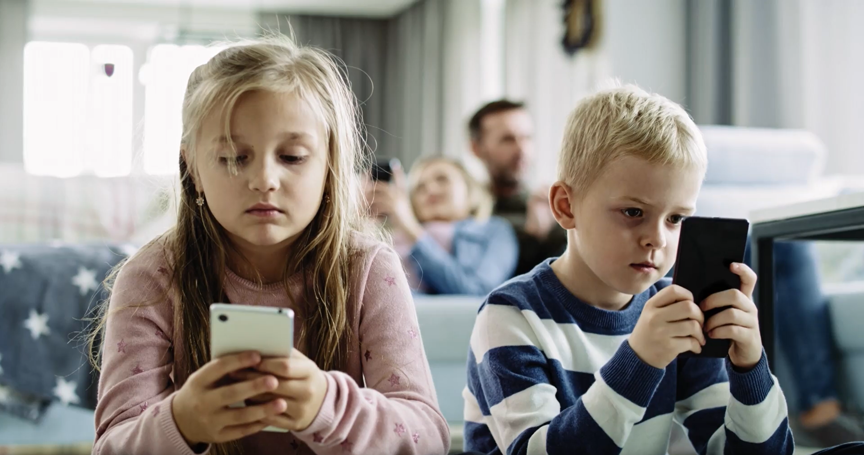 Kinderen in de bus op hun smartphone