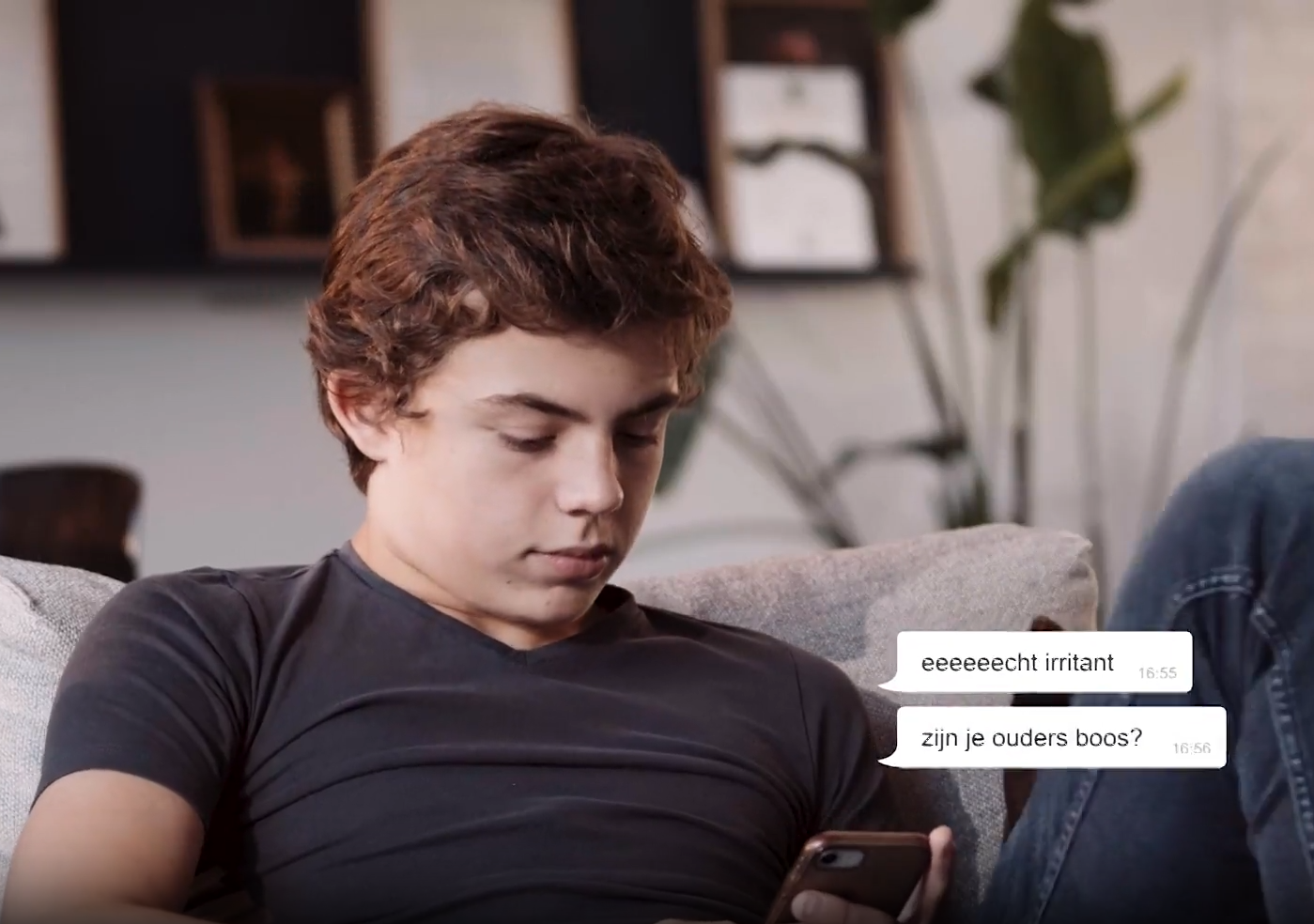 Puber op smartphone chatten